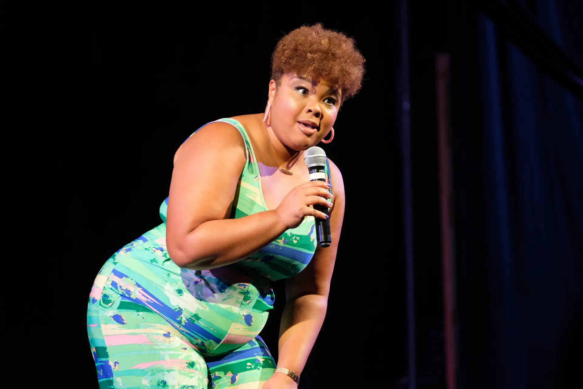 Close-up of Diana Veiga performing in a green outfit